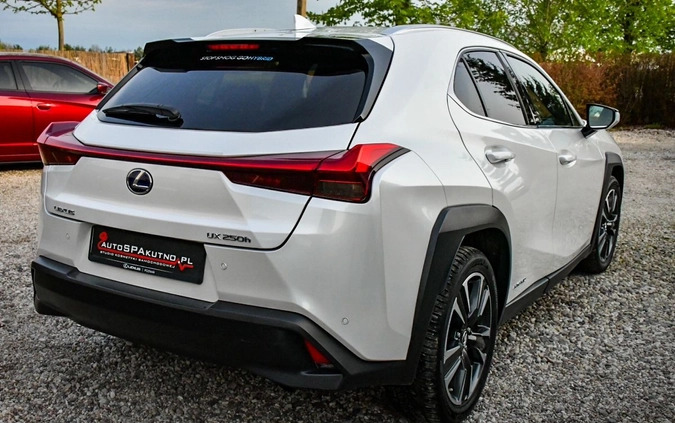 Lexus UX cena 139000 przebieg: 99000, rok produkcji 2019 z Kutno małe 154